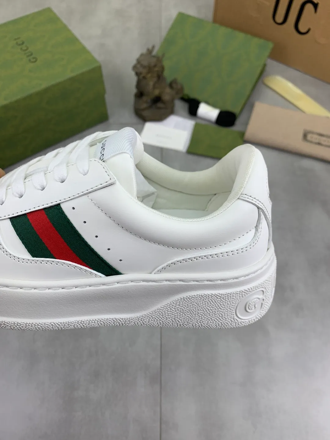 Men's shoes 💰P600 new GUCCI high version 🆕New series, 👫couple biscuit shoes, thick-soled sneakers, these are really comfortable, super light, comfortable and versatile, 👍a must-have item, this item is full of fun retro flavor. G’s new series continues to seek inspiration from daily life in other eras and incorporates the essence of current design to create refreshing designs. This sneaker is made of GG printed canvas and decorated with the classic double G monogram pattern, highlighting the profound connotation of the brand logo. GG printed embossed leather, glossy leather details, 5cm taller, instantly enhances your aura when worn! (With a complete set of packaging bags) Airplane box Size: 35-45